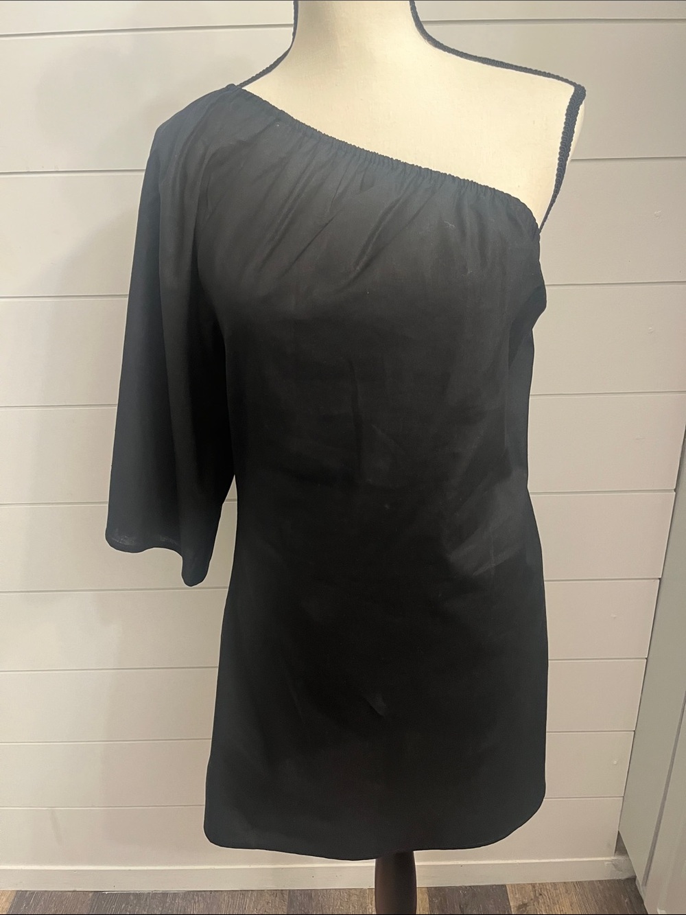 Chic Black One-Shoulder Dress with Draped Sleeve